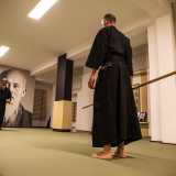 Indossano la hakama, l�indumento tradizionale del guerriero giapponese, una sorta di larga gonna-pantalone lunga fino alle caviglie e stretta in vita da una fascia, che facilitava la seduta a cavallo